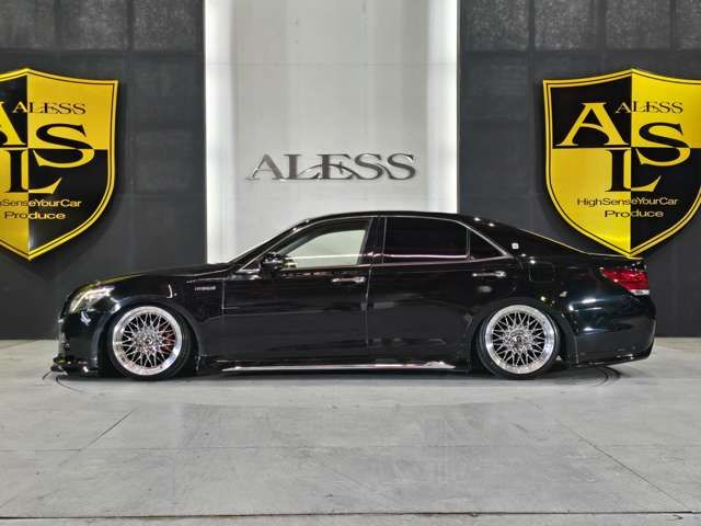 CROWN sedan hybrid