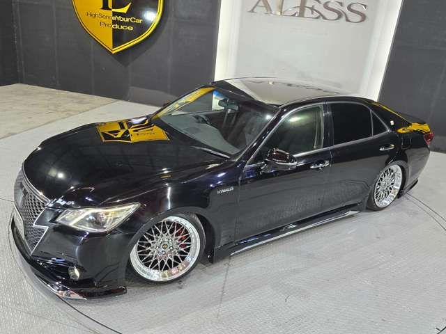 CROWN sedan hybrid