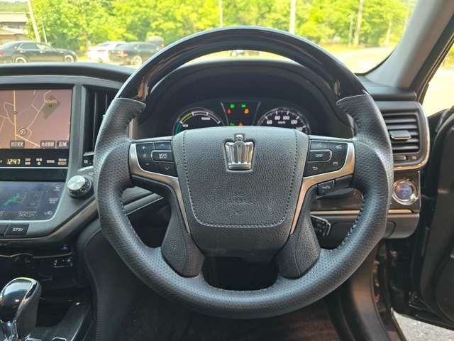CROWN sedan hybrid