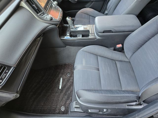 CROWN sedan hybrid