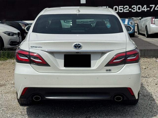 CROWN sedan hybrid
