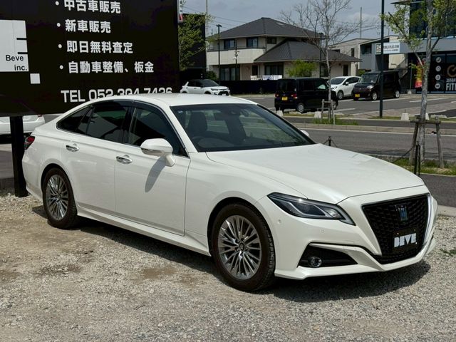 CROWN sedan hybrid
