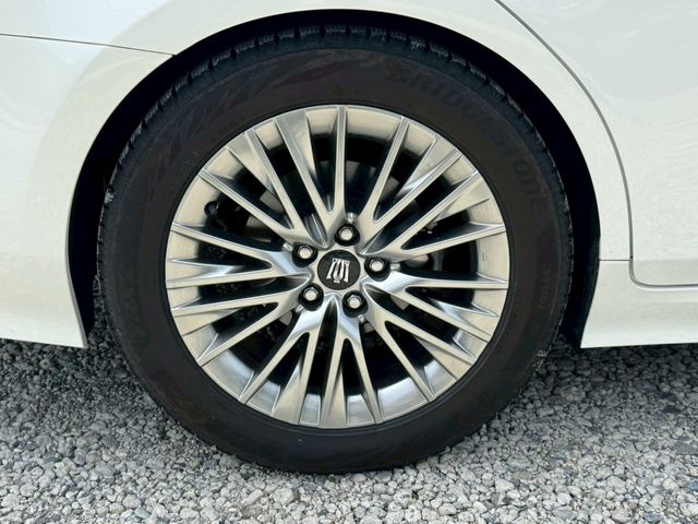 CROWN sedan hybrid