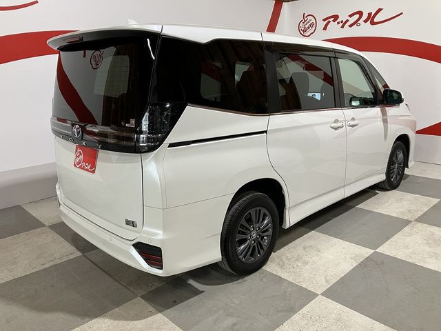 VOXY HYBRID 4WD