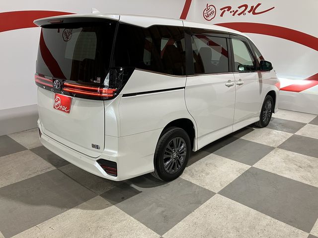 VOXY HYBRID 4WD