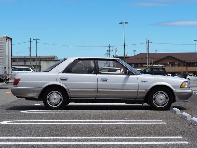 CROWN sedan