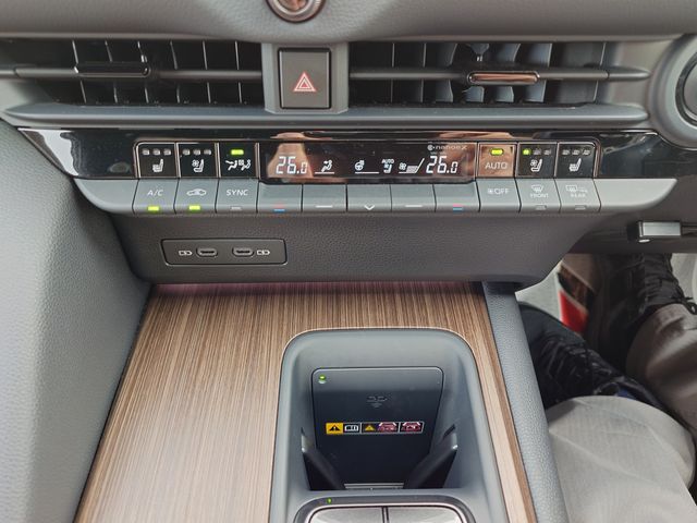 CROWN sedan hybrid
