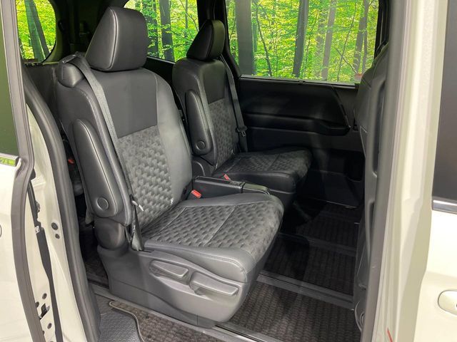 VOXY HYBRID 4WD