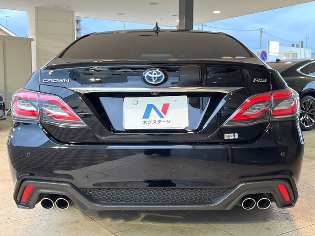 CROWN sedan hybrid