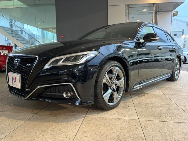 CROWN sedan hybrid