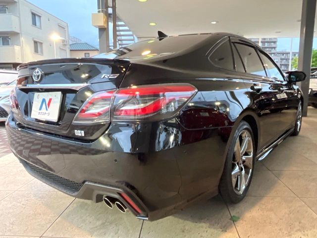 CROWN sedan hybrid