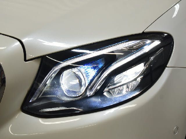 MERCEDES BENZ E class sedan