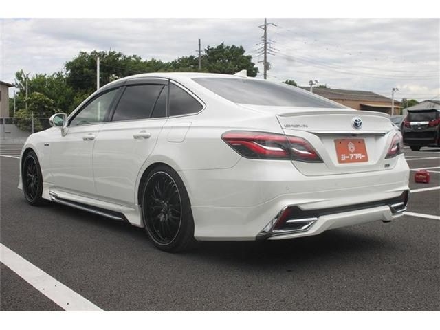 CROWN sedan hybrid