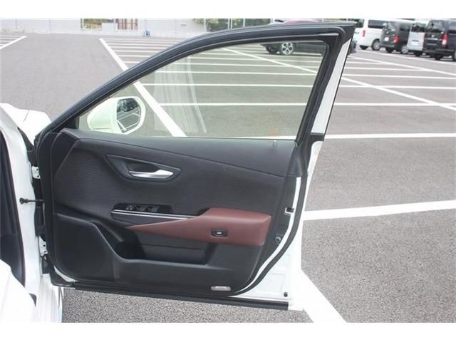 CROWN sedan hybrid