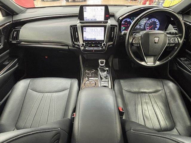 CROWN sedan hybrid