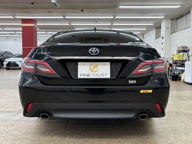 CROWN sedan hybrid