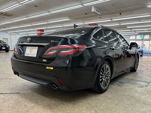CROWN sedan hybrid
