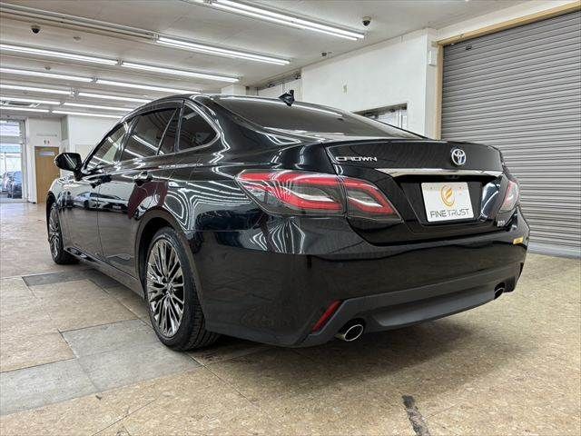CROWN sedan hybrid