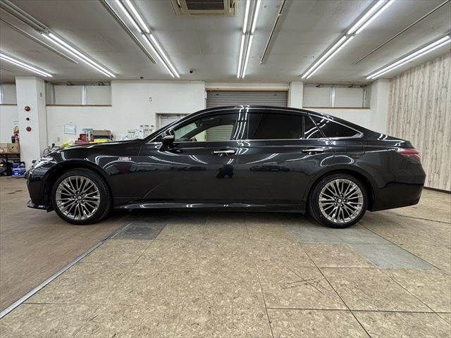 CROWN sedan hybrid