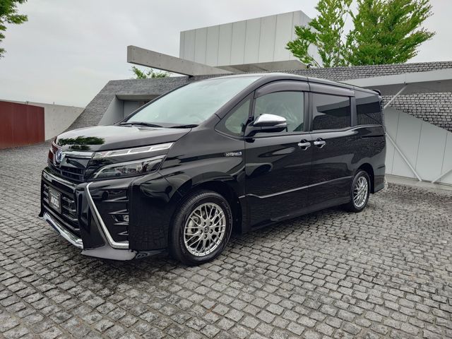 VOXY HYBRID