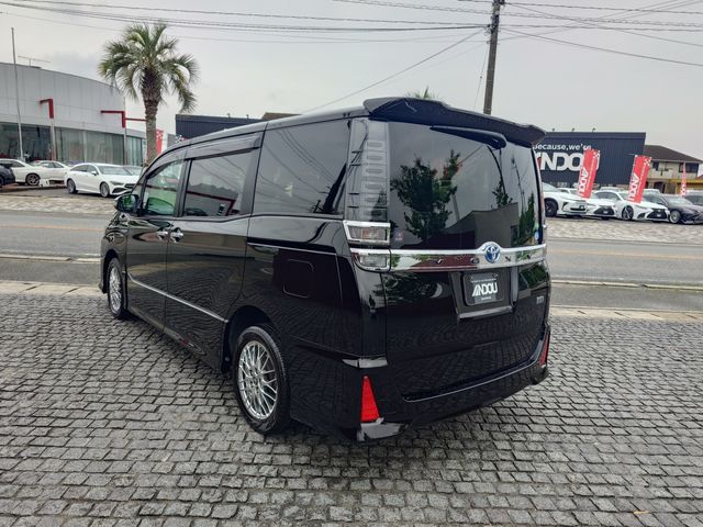 VOXY HYBRID