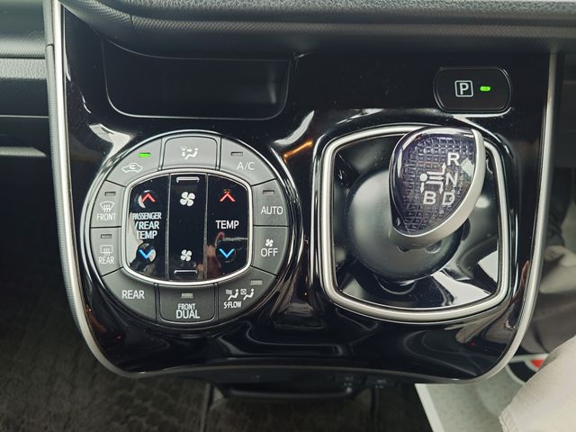 VOXY HYBRID
