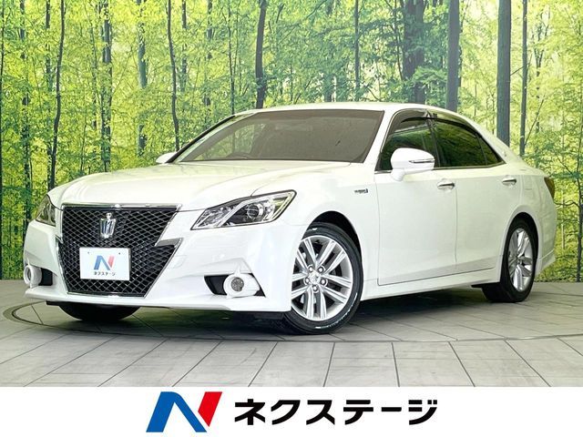 CROWN sedan hybrid