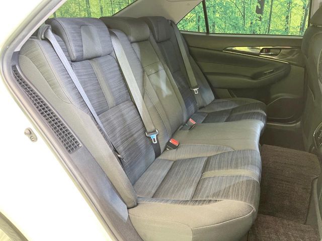 CROWN sedan hybrid
