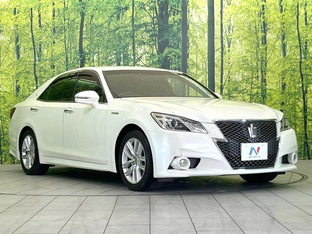 CROWN sedan hybrid