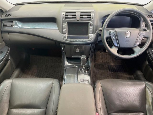 CROWN sedan hybrid