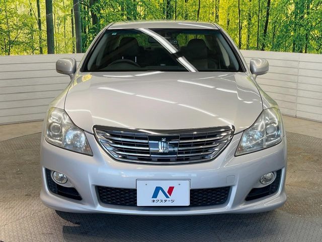 CROWN sedan hybrid