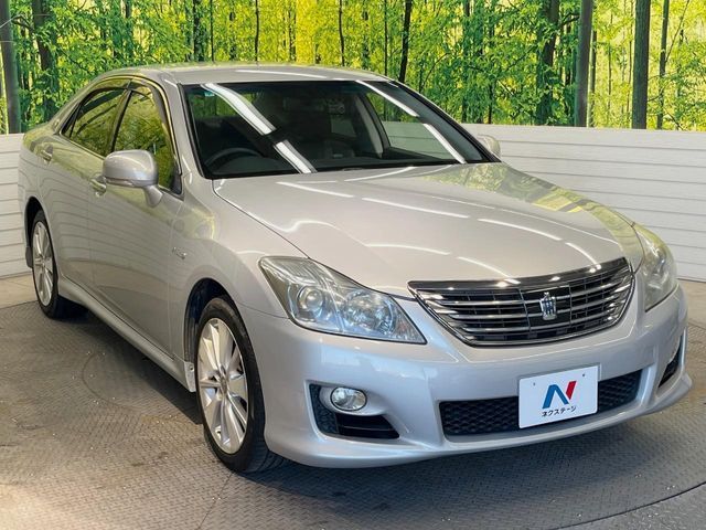 CROWN sedan hybrid