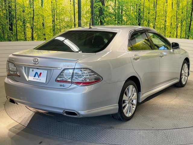 CROWN sedan hybrid
