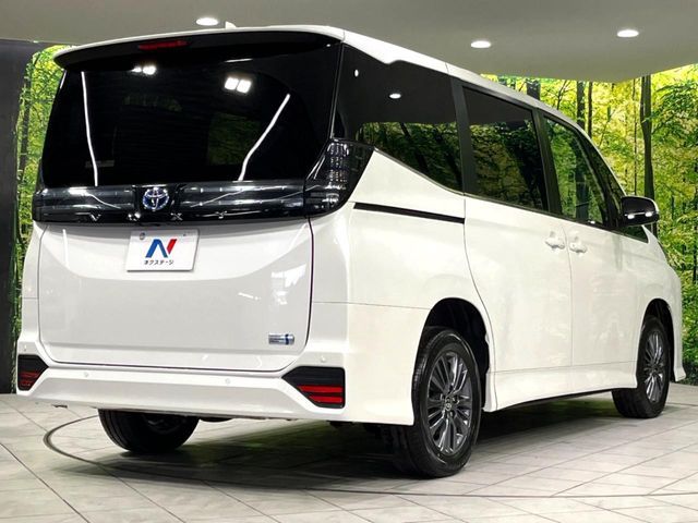 VOXY HYBRID 4WD