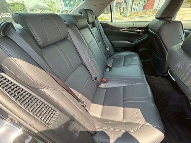 CROWN sedan hybrid