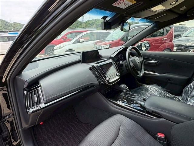CROWN sedan hybrid