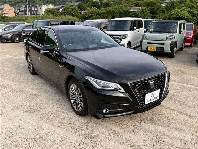 CROWN sedan hybrid