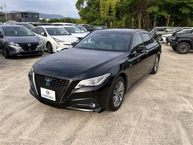 CROWN sedan hybrid