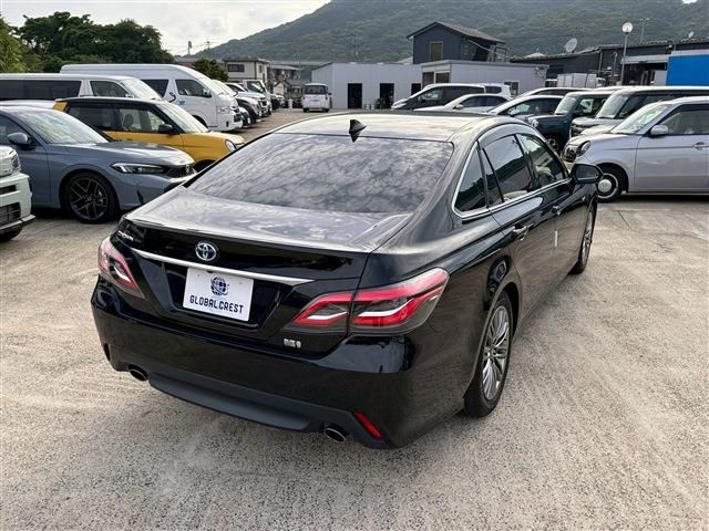 CROWN sedan hybrid