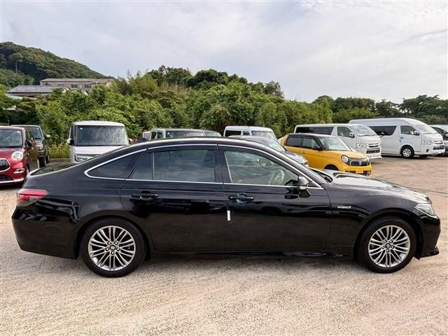 CROWN sedan hybrid