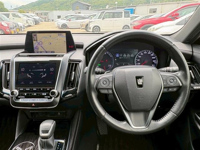 CROWN sedan hybrid