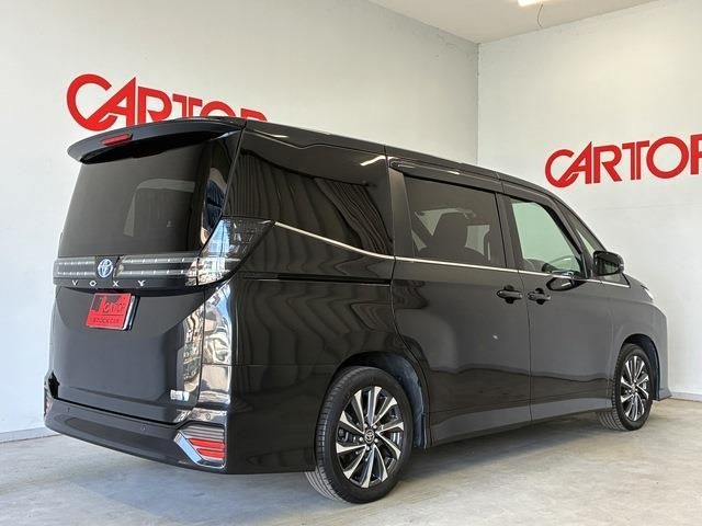 VOXY HYBRID