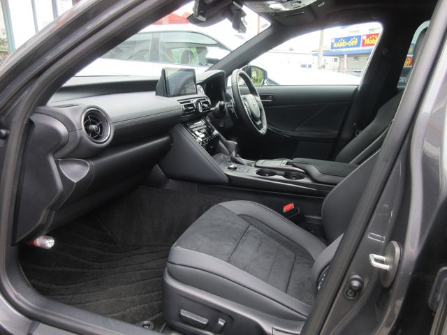 LEXUS IS300h