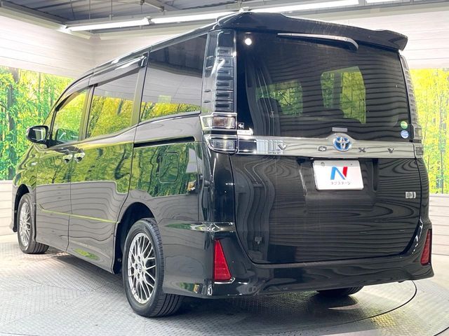 VOXY HYBRID
