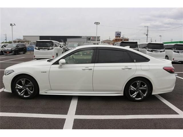 CROWN sedan hybrid