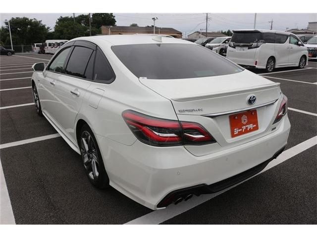 CROWN sedan hybrid