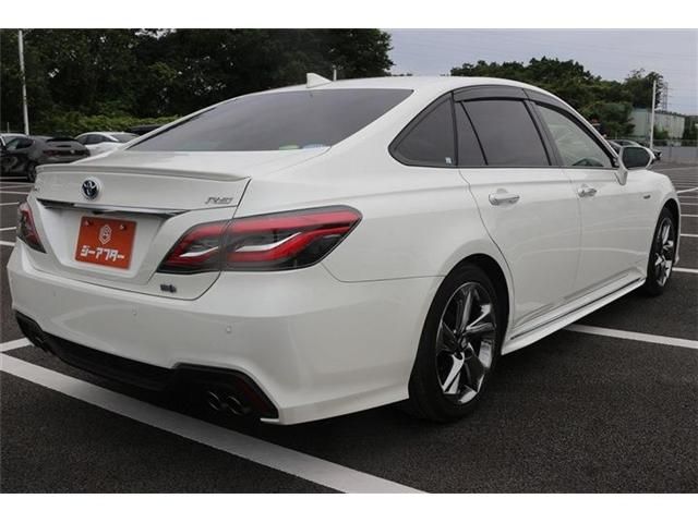 CROWN sedan hybrid