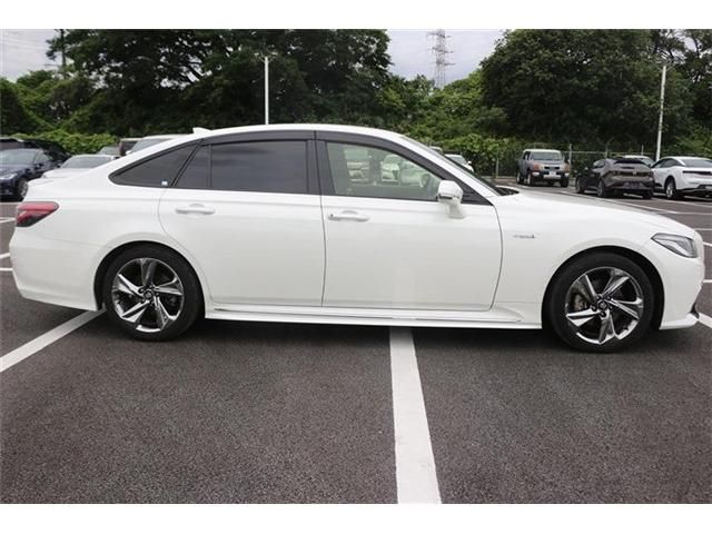 CROWN sedan hybrid