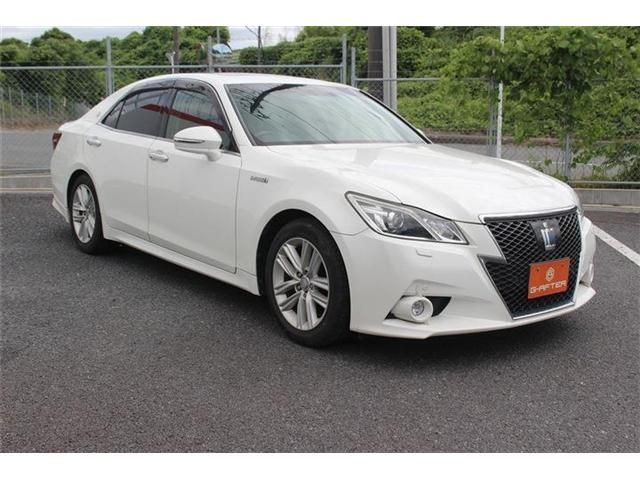 CROWN sedan hybrid