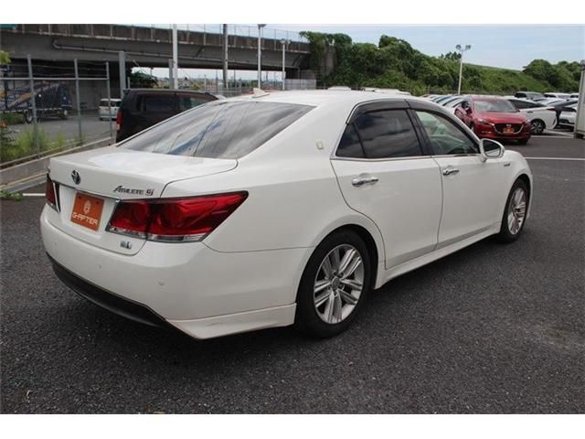 CROWN sedan hybrid